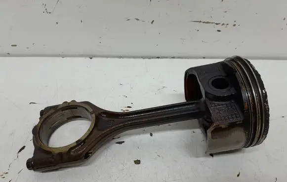 Mitsubishi Outlander Piston with connecting rod 