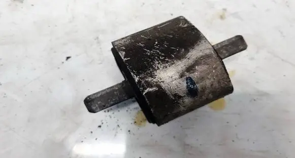 Mercedes-Benz C W203 Engine mount bracket 