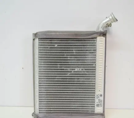 Volkswagen Touareg II Coolant radiator 7P0819031A