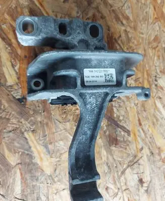 Seat Leon (5F) Engine mount bracket 5Q0199262BD