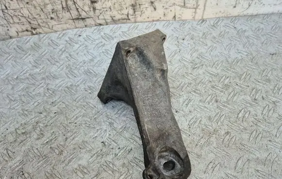 Engine mounting bracket