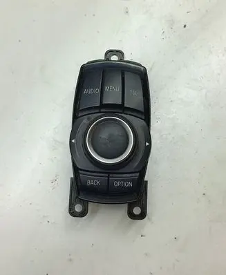 Head unit multimedia control