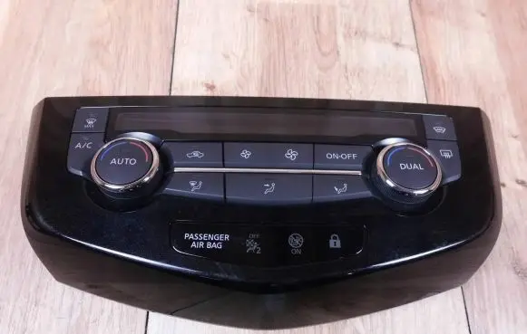 Nissan Qashqai Climate control unit 275004EA1A