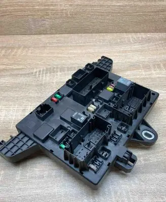 Opel Astra J Fuse module 13302300 365927271