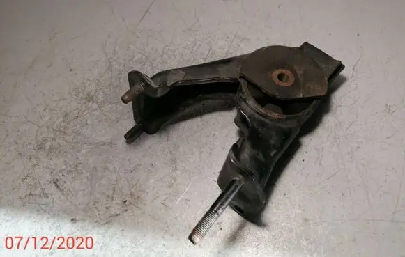 Toyota Corolla Verso E121 Engine mount bracket