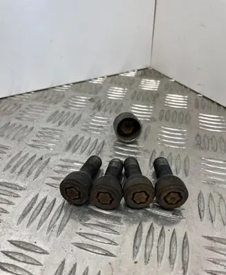 BMW 5 E60 E61 Anti-theft wheel nuts and lock 