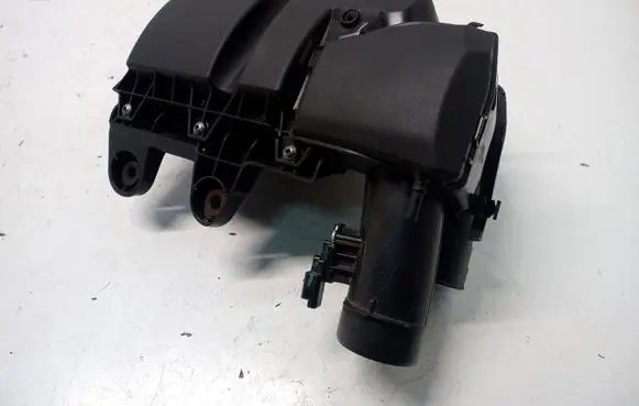 Peugeot 3008 II Air filter box 9828002080