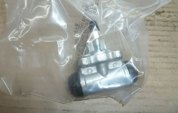 Nissan PickUp Front brake caliper J3231075