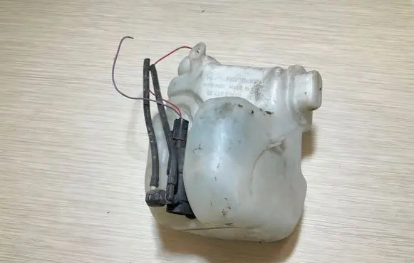 Peugeot 207 CC Windshield washer fluid reservoir/tank 9648337580