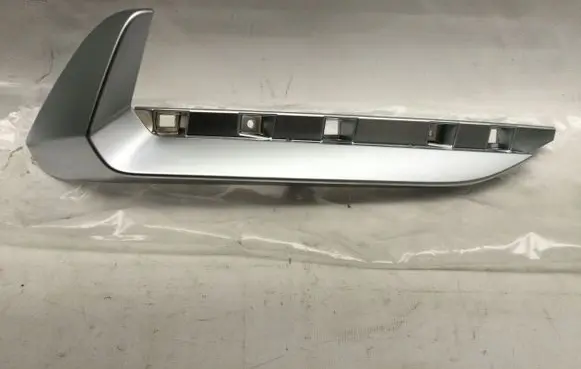 Rear bumper trim bar molding