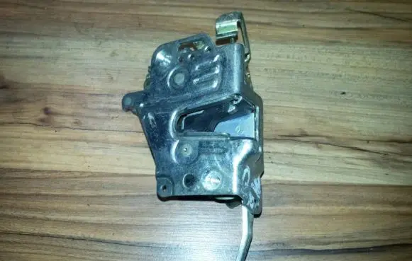 Mercedes-Benz C W202 Rear door lock 2027300535