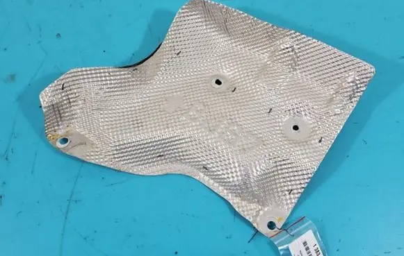 Center/middle under tray cover