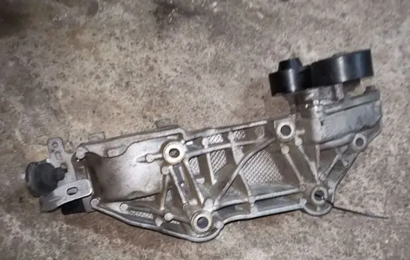 Nissan Qashqai Generator/alternator bracket 8200527320C