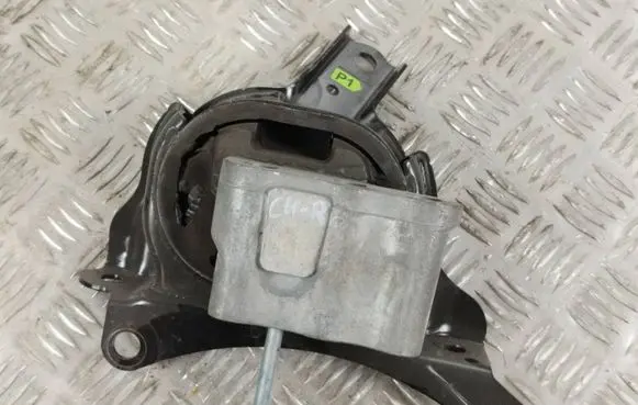 Toyota C-HR I Engine mount bracket