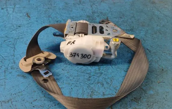 Toyota Prius (XW30) Front seatbelt 7321047121B3