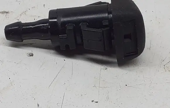 Hyundai Kona I Windshield washer spray nozzle 