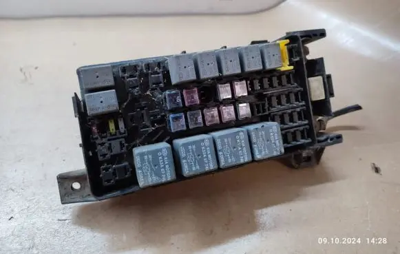 Renault Trafic II (X83) Fuse module