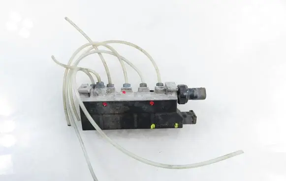 Mercedes-Benz S W220 Air suspension valve block 2203200258