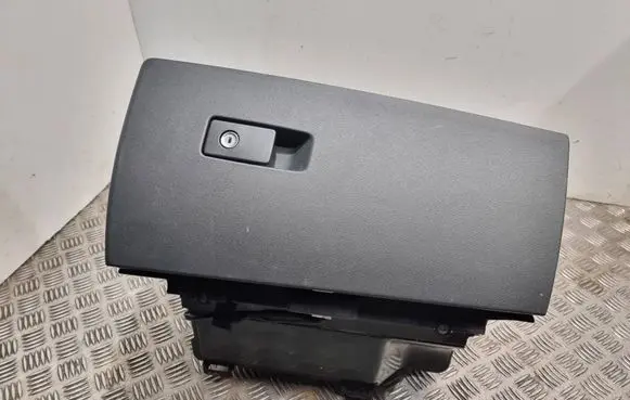 Volvo V70 Glove box 39807246