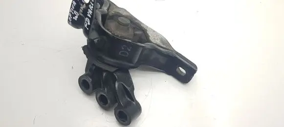 Chevrolet Captiva Engine mount bracket