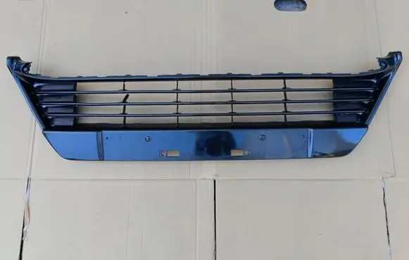 Toyota Auris E180 Front bumper lower grill 53112