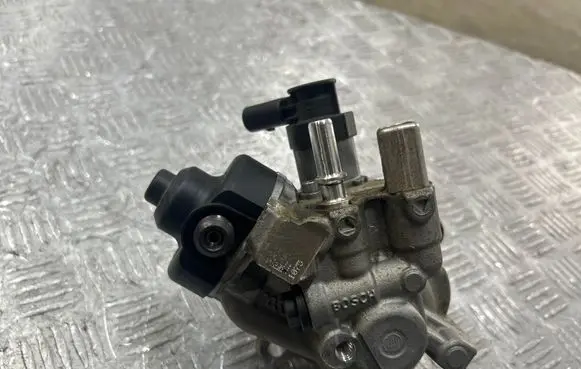 BMW 1 F20 F21 Fuel injection high pressure pump 8511626 0445010764