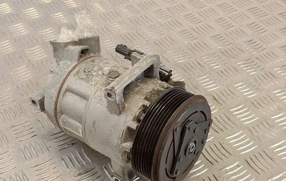 Renault Captur Air conditioning (A/C) compressor (pump) 926000217r