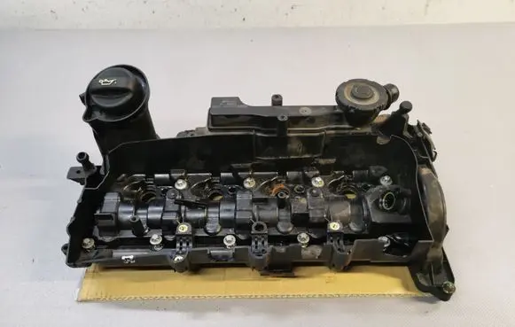 Toyota Avensis T270 Rocker cam cover 15265812