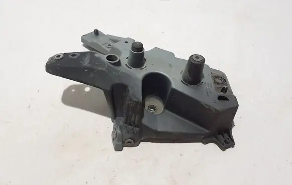 Volvo XC60 Fender mounting bracket 32288928
