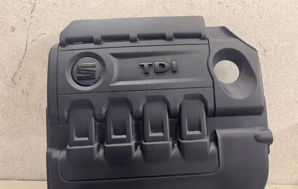 Seat Leon (5F) Engine cover (trim) 04L103925 04L0103925Q