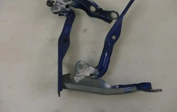 Mazda 2 Engine bonnet/hood hinges