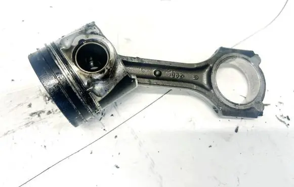 Hyundai Accent Piston with connecting rod