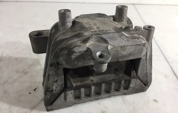 Volkswagen PASSAT B7 Engine mount bracket 1K0199262