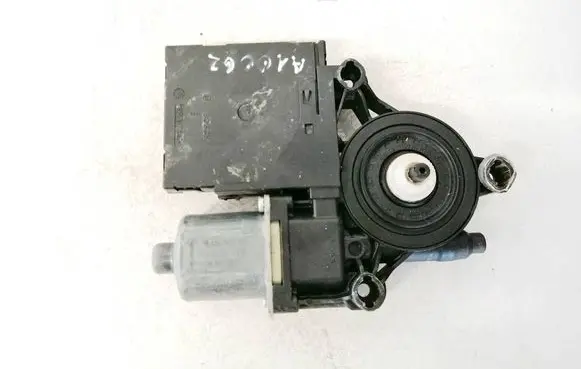 Volkswagen PASSAT B6 Front door window regulator motor 0130822451