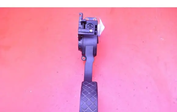 Accelerator throttle pedal