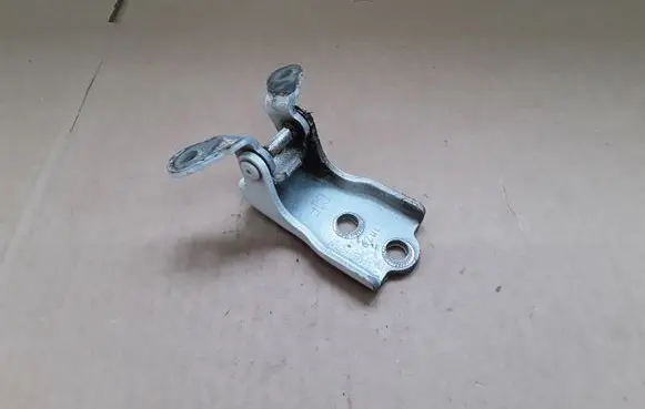Opel Antara Front door lower hinge 11M20