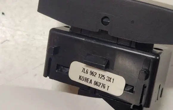 Volkswagen Touareg I Central locking switch button 7L6962125