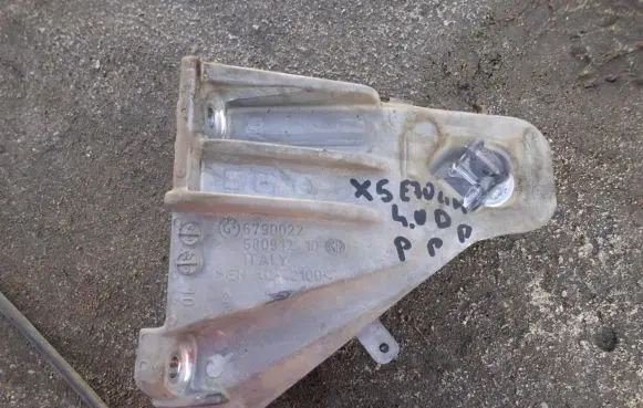 BMW X5 E70 Engine mounting bracket 6790022