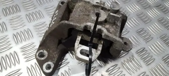 Peugeot 407 Engine mount bracket