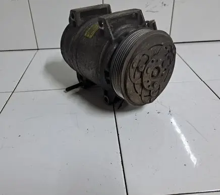 Volvo V70 Air conditioning (A/C) compressor (pump) 8708581