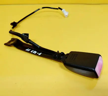 Peugeot 107 Front seatbelt buckle E034501
