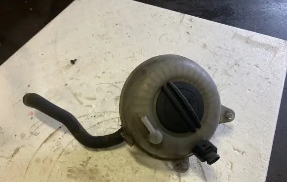 Volkswagen Golf VII Coolant expansion tank/reservoir 5Q0121407F