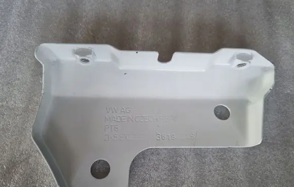 Volkswagen Caddy Fender mounting bracket 2K5810333