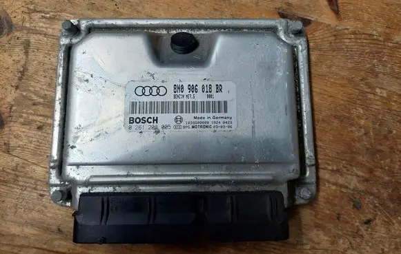 Audi TT Mk1 Engine control unit/module 8N0906018BR 0261208005 1039S00000