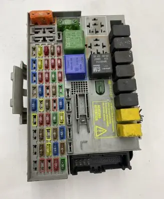 Opel Zafira A Fuse module 24412497 24431677