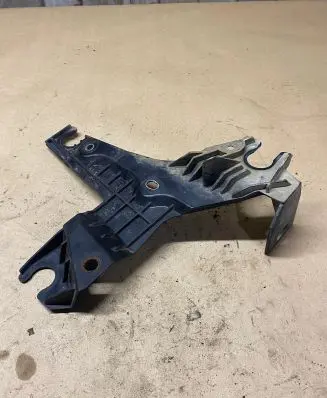Volvo S80 Air filter cleaner box bracket assembly 30636575