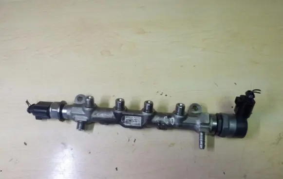 Volkswagen Golf VII Fuel distributor 04L089B VD1937