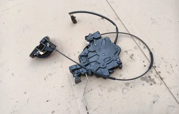 Volkswagen Transporter - Caravelle T5 Sliding door lock 7H0843654CD