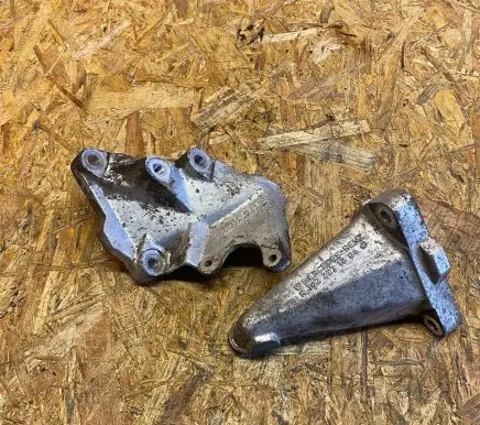 Mercedes-Benz 190 W201 Engine mounting bracket R1022232904 R1022231804