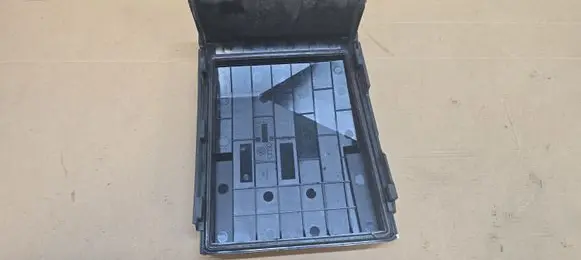 Volkswagen PASSAT B6 Fuse box cover 1K0937132F